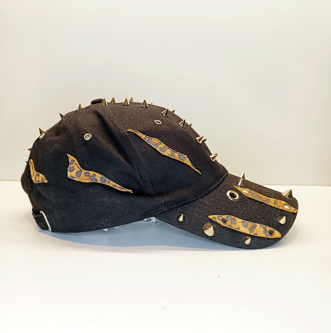 Gorra negra leopardo pincho