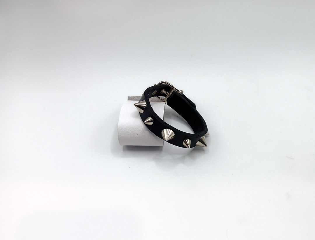 Pulsera pincho pequeño y normal.